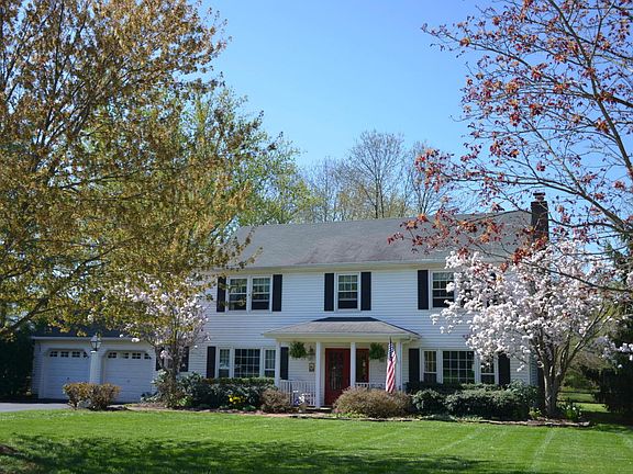 3rd image of 62 Winding Brook Way