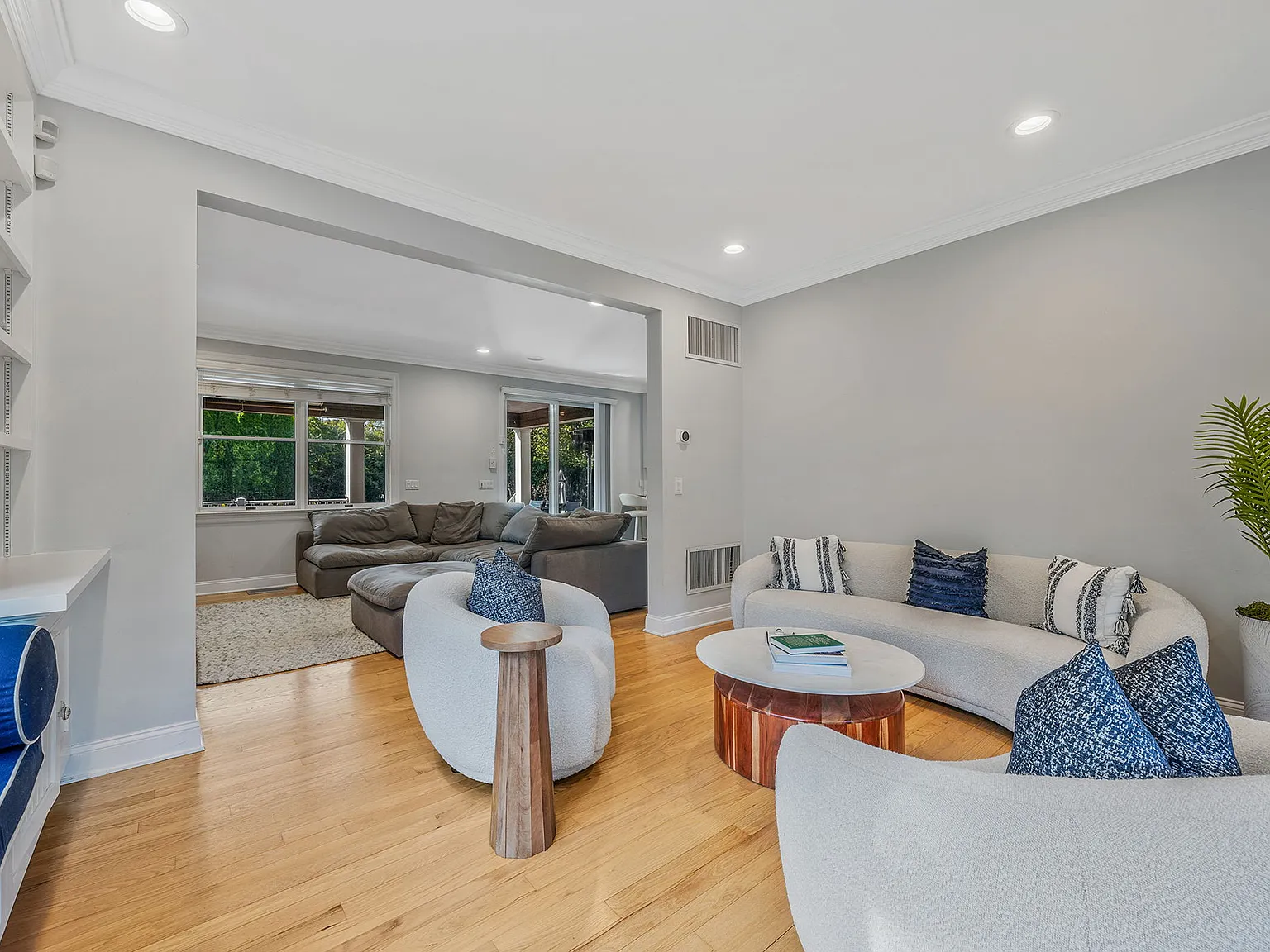 Seasonal Retreat On Vail Ave — Photo 4