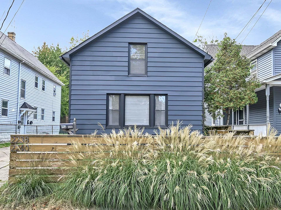 2238 W 10th St