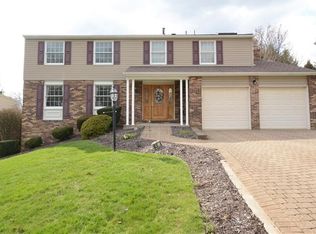 894 Macarthur Dr, Pittsburgh, PA