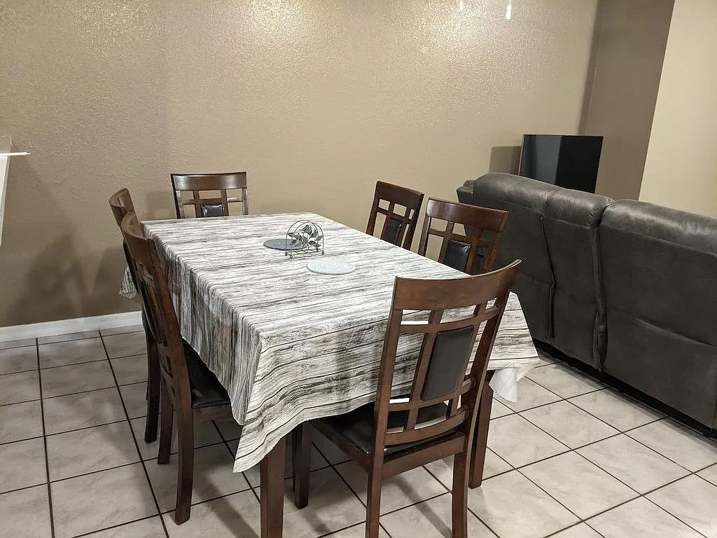 3 bed, 1124 sqft, $2,000 — Photo 2