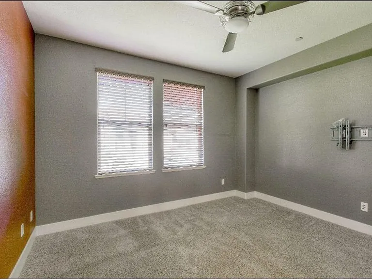 405 Washington Sq #19 — Photo 32