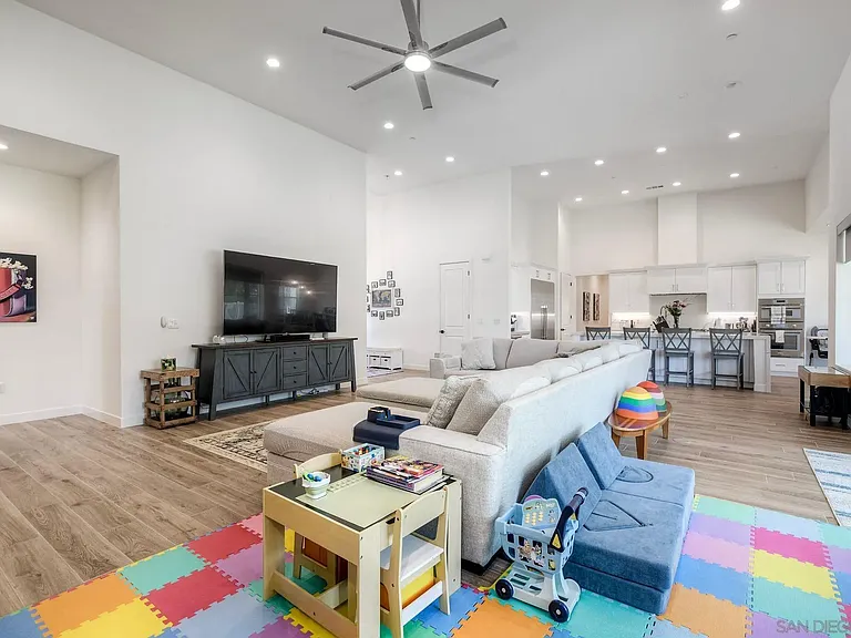 655 Hamilton Ln — Photo 8