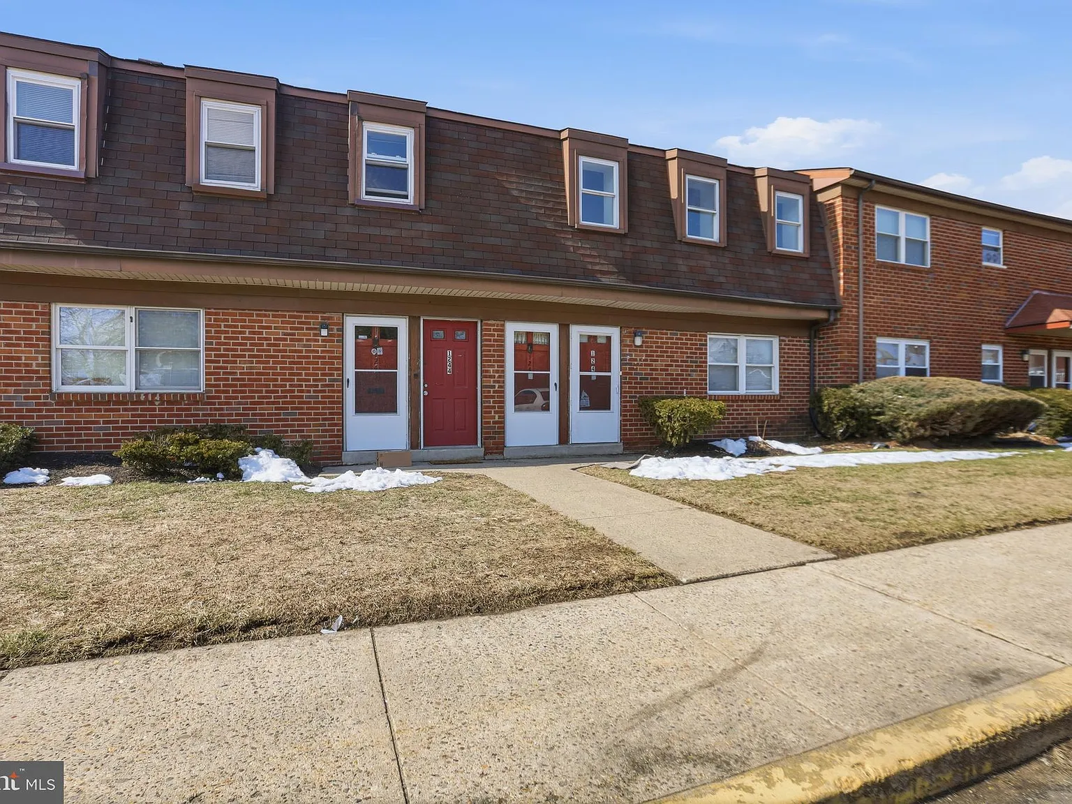 2 bed, 888 sqft, $1,700 — Photo 2