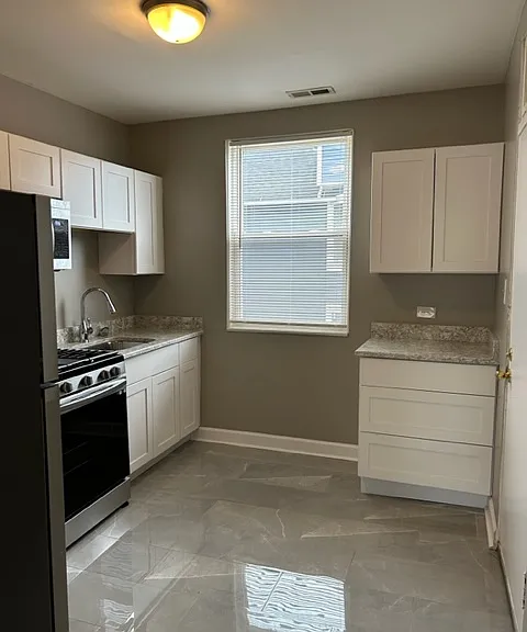2037 N Kildare Ave #2-2W — Photo 2