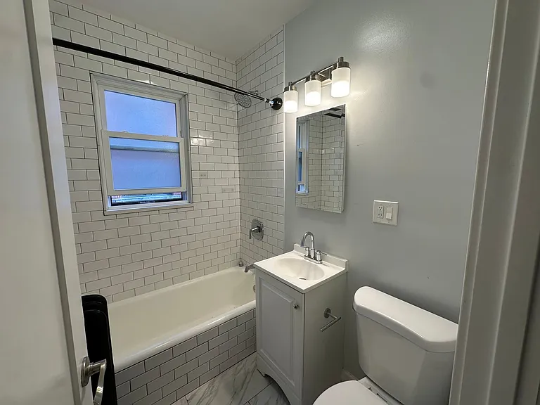 1383 W Greenleaf Ave #2N — Photo 16
