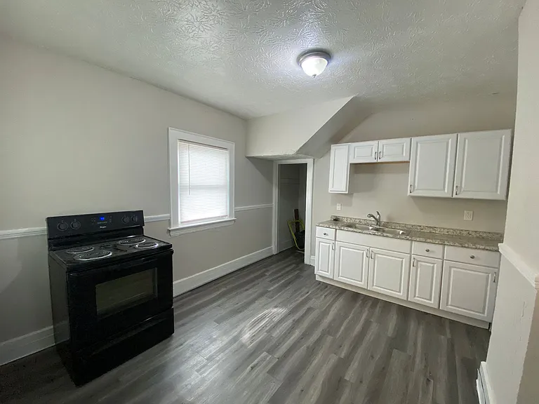 10721 Columbia Ave — Photo 16