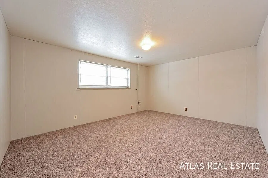 4-Bedroom Rental with Large Garage, Sun Deck, and Dog Run in Northglenn — Photo 3