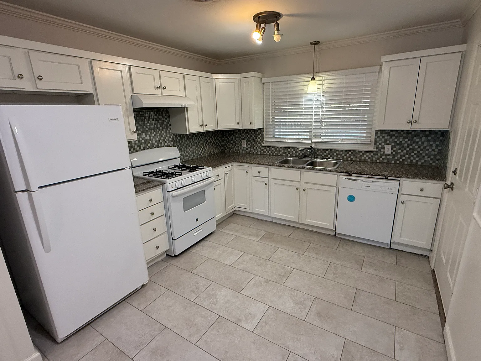 2332 Ashley Dr — Photo 3
