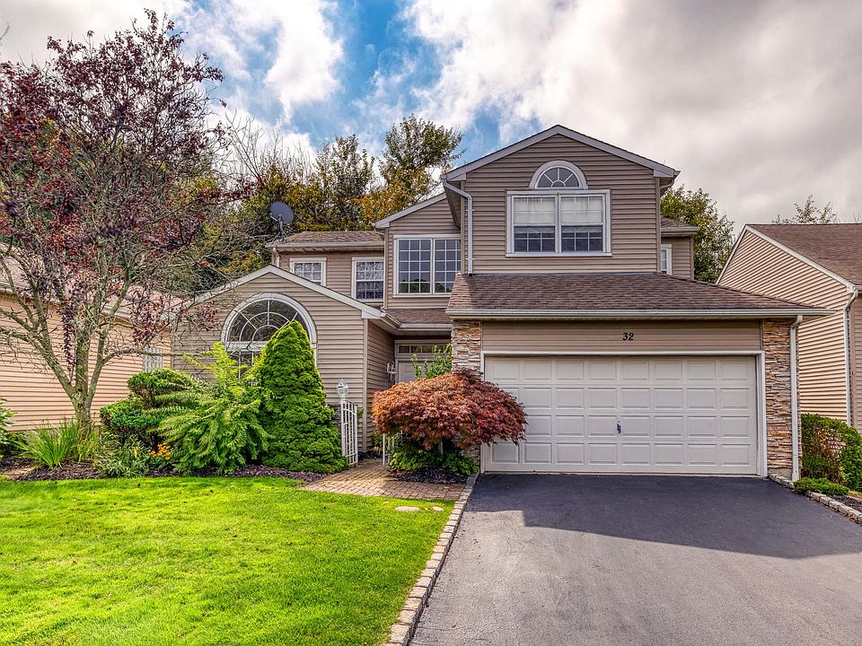 1st image of 32 Hamlet Dr