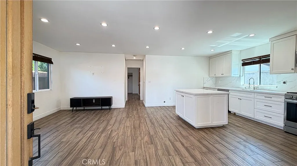 2 bed, 1000 sqft, $3,300 — Photo 1