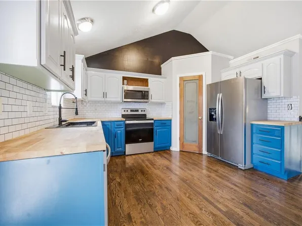 961 E Oak Crest Dr, Gardner, KS 66030
