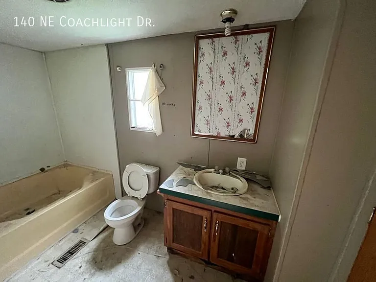 140 NE Coachlight Dr — Photo 2