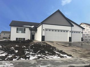 53 Mulberry Loop, Minot, ND 58703