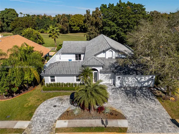 15221 Laurel Ln N, Pembroke Pines, FL 33027