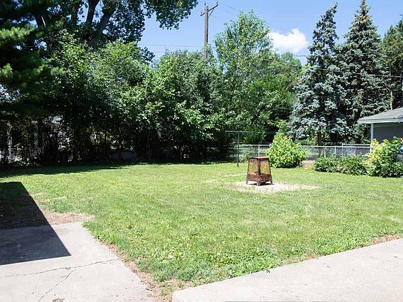 3rd image of 5421 Yukon Ave N