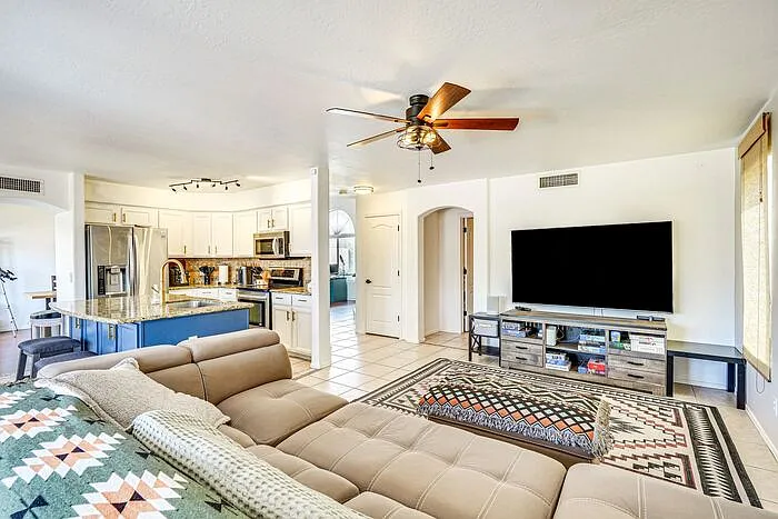 3 bed, 2.5 bath, 2056 sqft, $3,200 — Photo 4