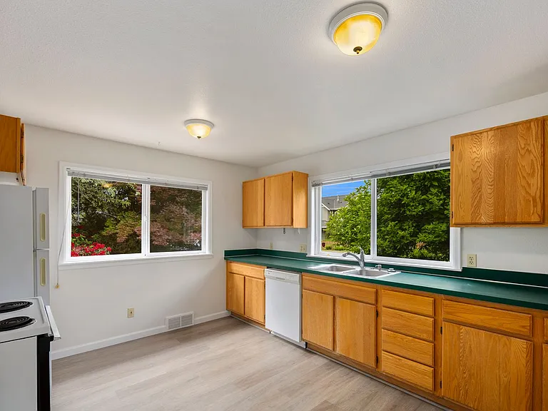 295 NE Alder St — Photo 13