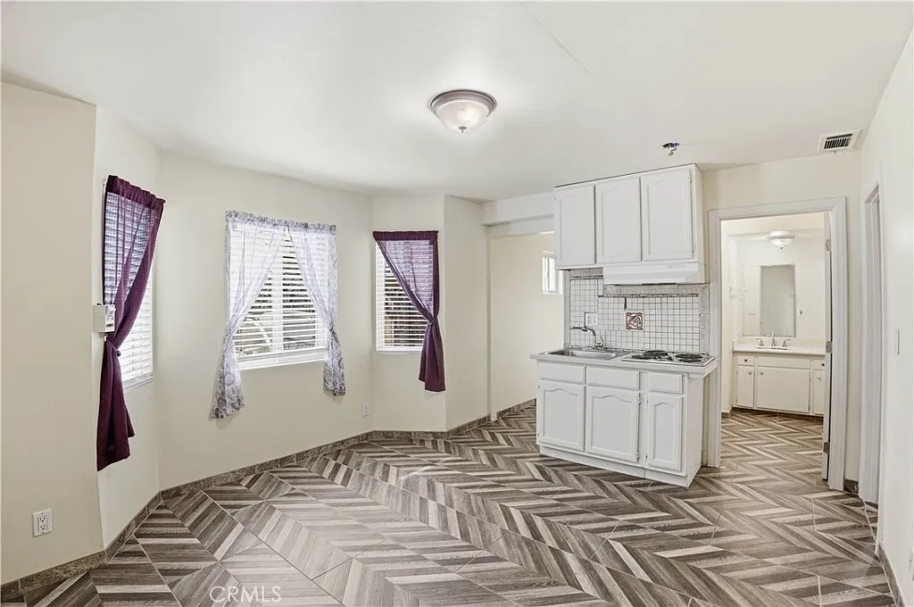 2 bed, 475 sqft, $2,200 — Photo 1
