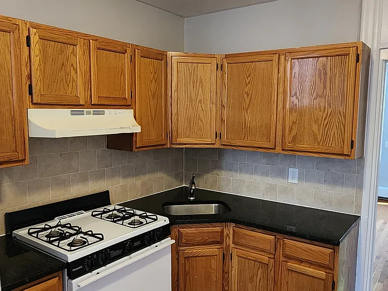 40 Laidlaw Ave #C — Photo 6
