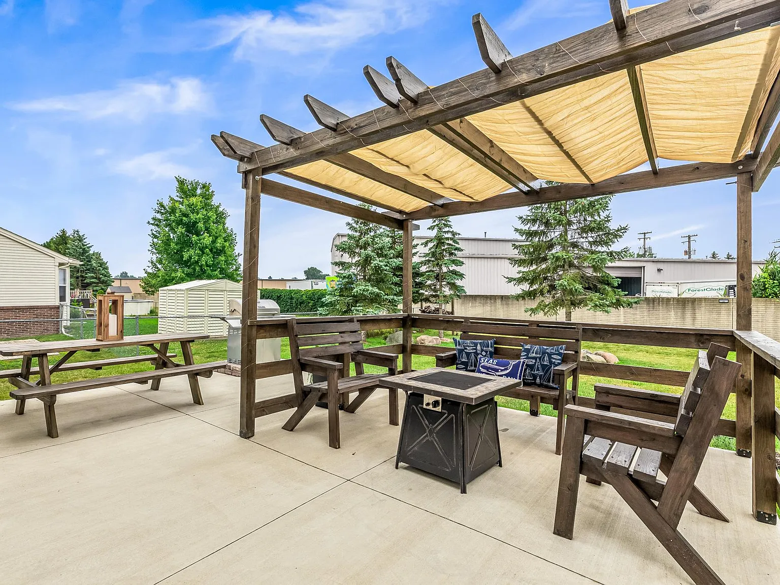 4 bed, 3.5 bath, 2500 sqft, $10,000 — Photo 4