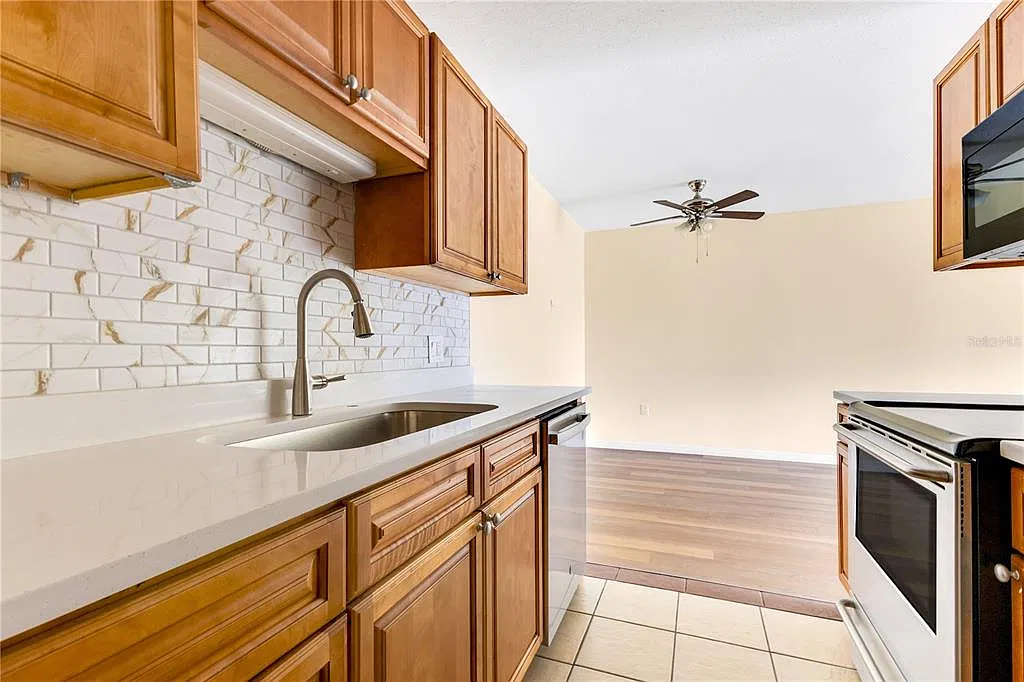 2 bed, 1.0 bath, 881 sqft, $1,600 — Photo 4