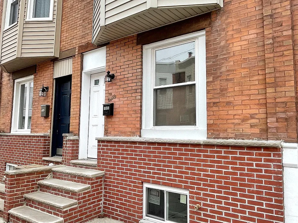 136 Daly St