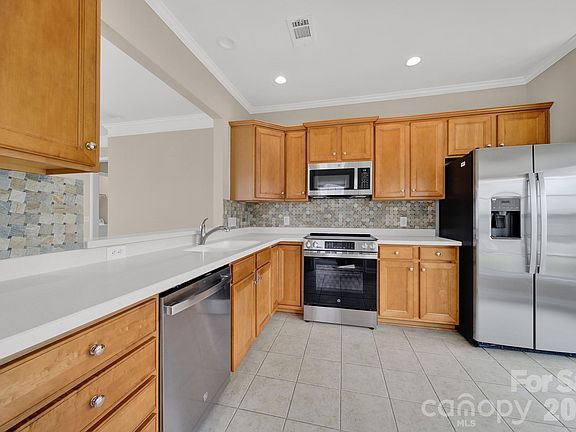 5th image of 1015 Sweetleaf Dr