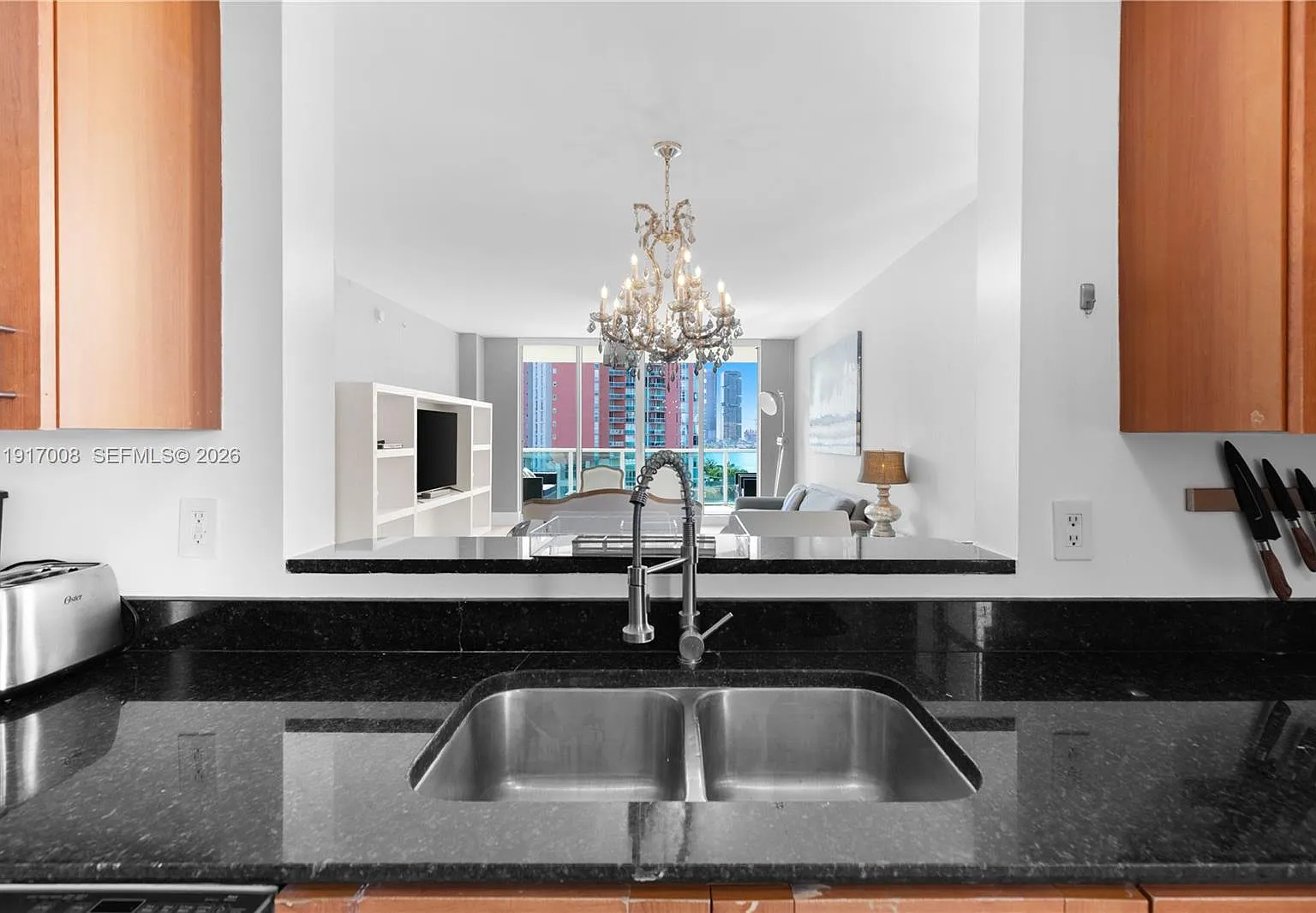 3 bed, 3.5 bath, 1900 sqft, $6,500 — Photo 2