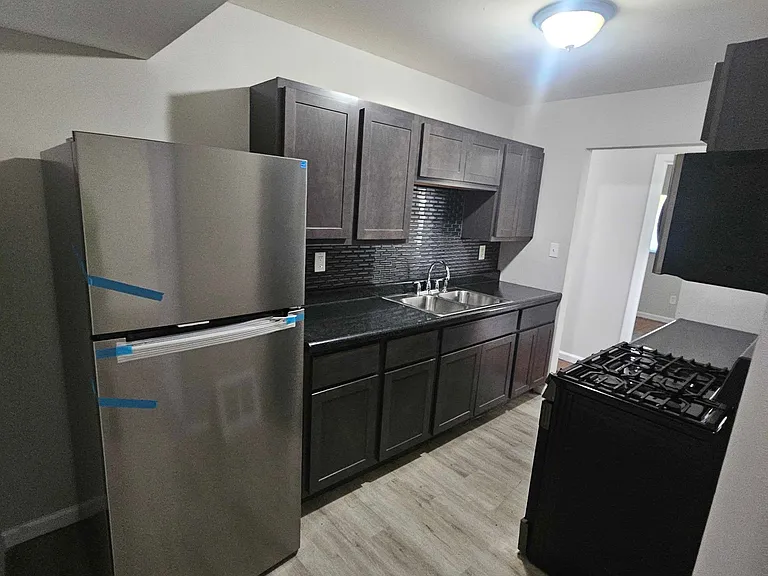 420 Macdougall Dr — Photo 2