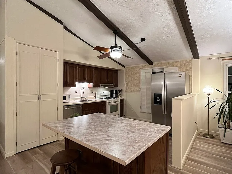 210 Pinehurst Ln — Photo 13