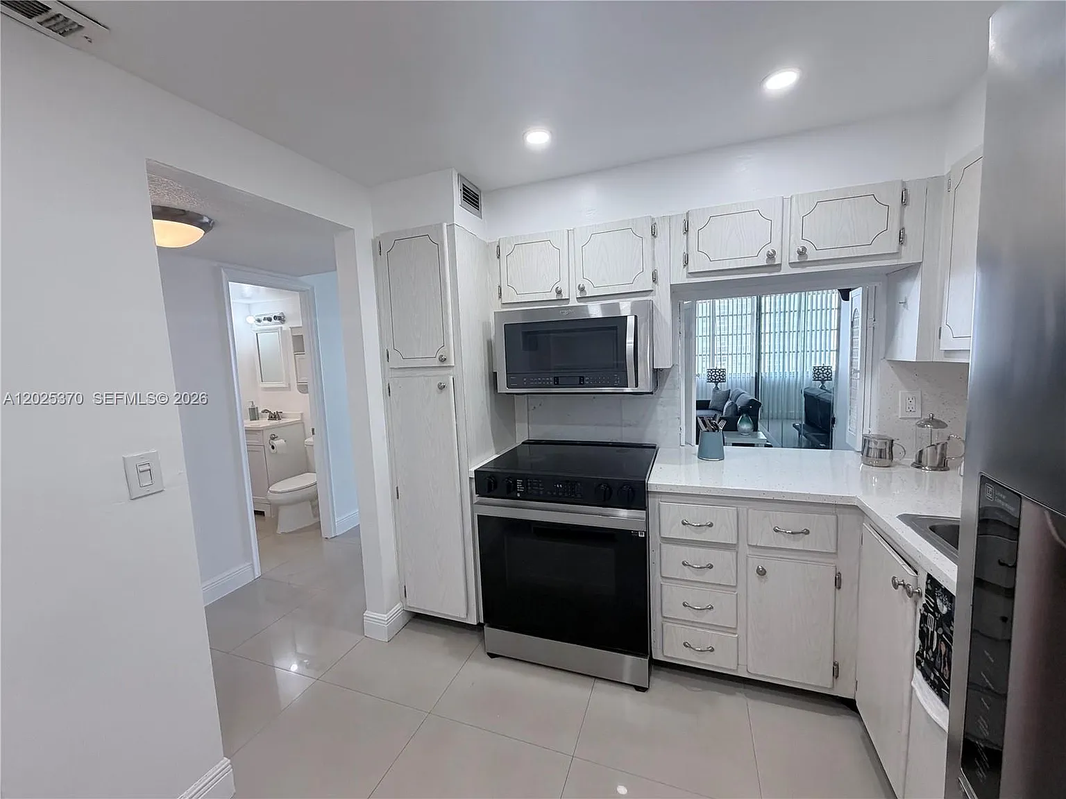 Imperial Towers Condo — Photo 4