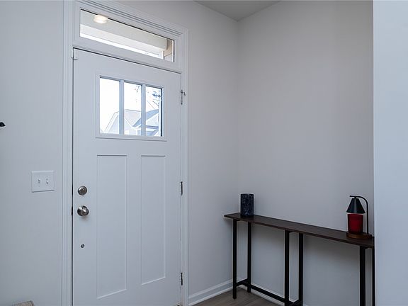 4th image of 10 Leander Dr