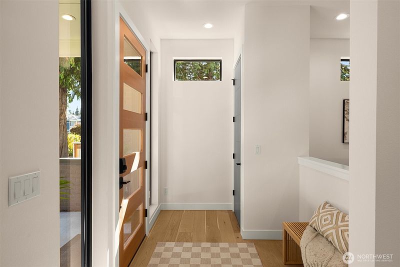 5th image of 2731 50th Avenue SW