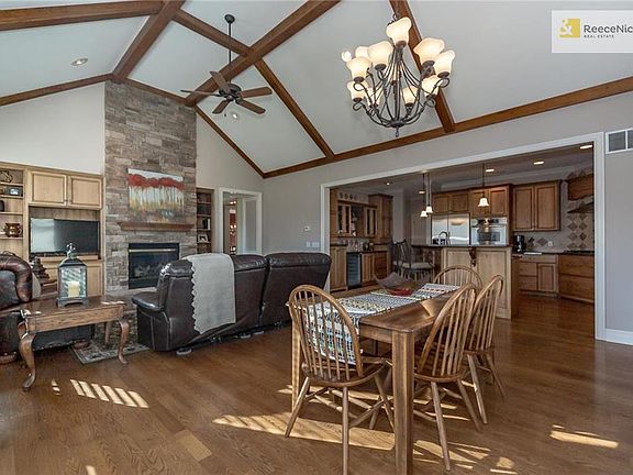 Modern open floor with an amazingly spacious, light-filled great room-breakfast room