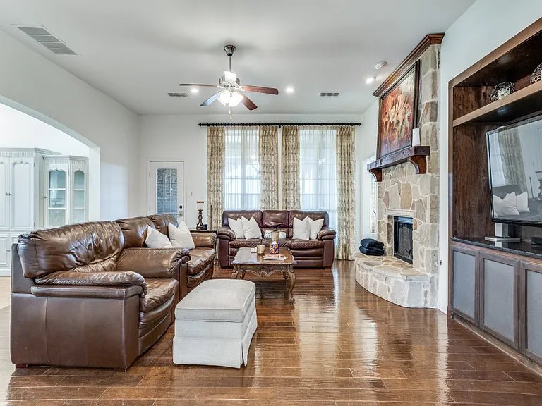 7110 Waterbury Dr — Photo 21
