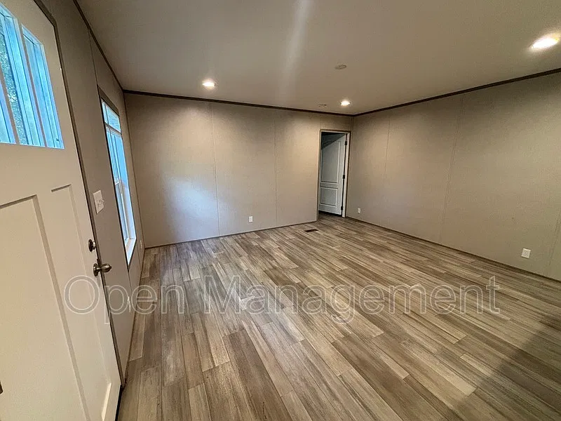 3 bed, 2.0 bath, 1056 sqft, $1,324 — Photo 3