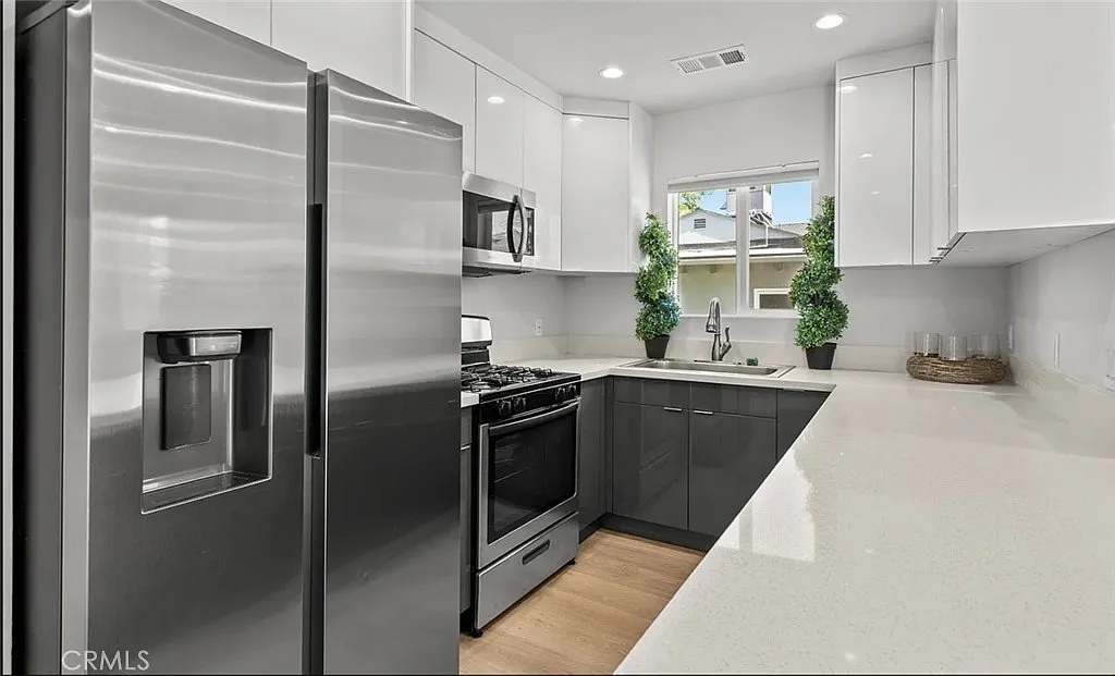 3 bed, 1000 sqft, $3,800 — Photo 4