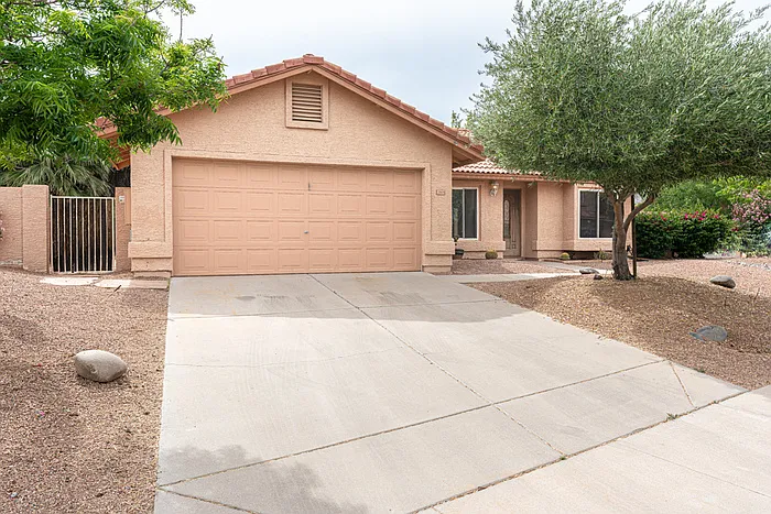 13808 S 36th Way — Photo 2