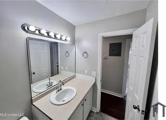1311 Fernwood Dr — Photo 2