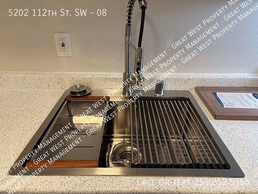 Beautiful Remodeled 3 Bed Apartment w/Private Yard! 1st Month Free! — Photo 3
