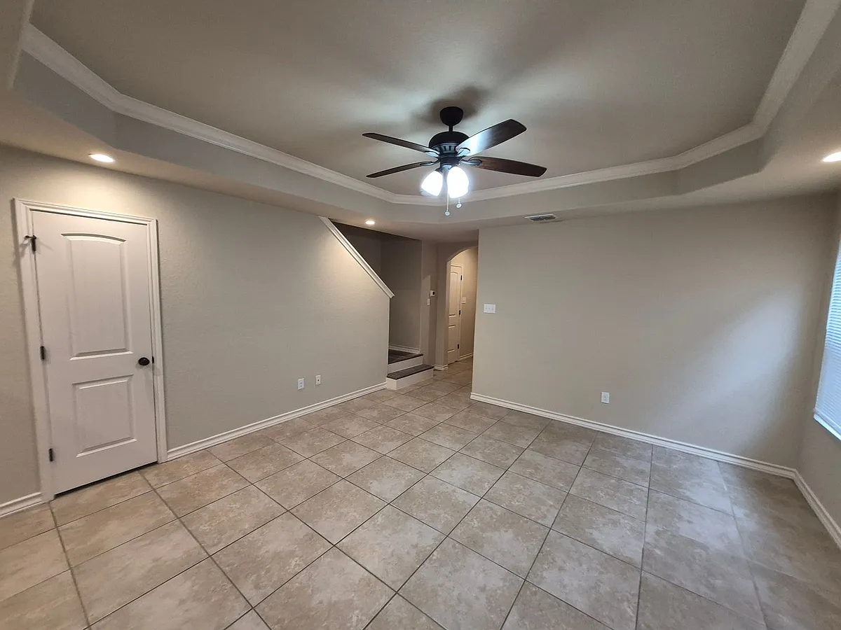 Building Photo - 7034 Lakeview Dr #101