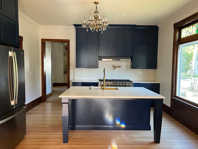 400 N Sherman St — Photo 3