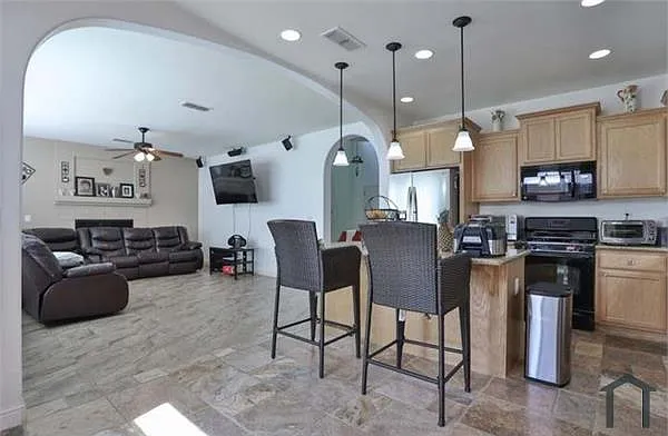 4 bed, 1700 sqft, $3,550 — Photo 4
