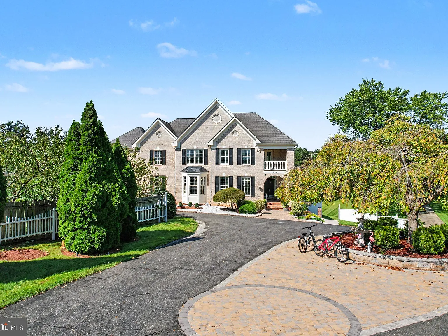 6 bed, 5.5 bath, 4522 sqft, $6,485 — Photo 3