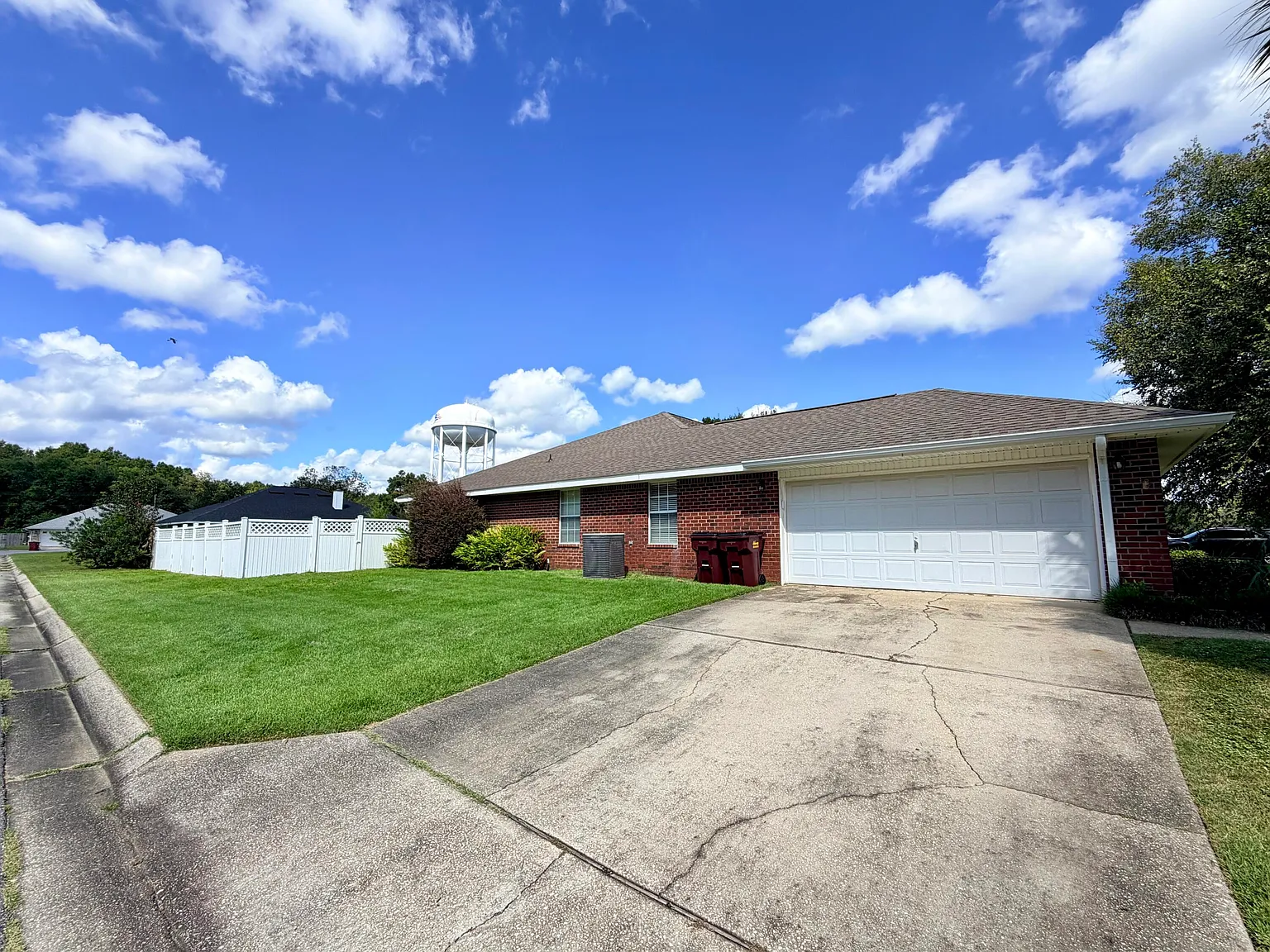 4 bed, 2.0 bath, 2578 sqft, $2,500 — Photo 3