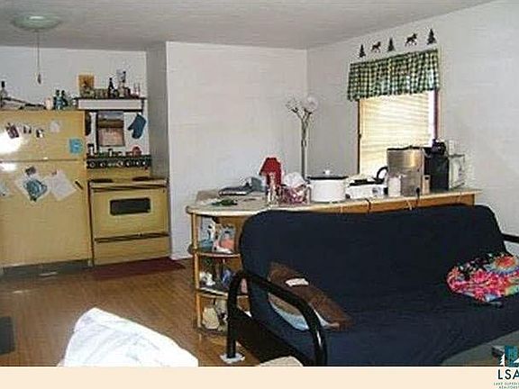 3rd image of 647 JAMES ST