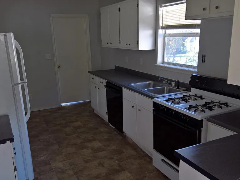 2110 N Chapman Ave — Photo 2