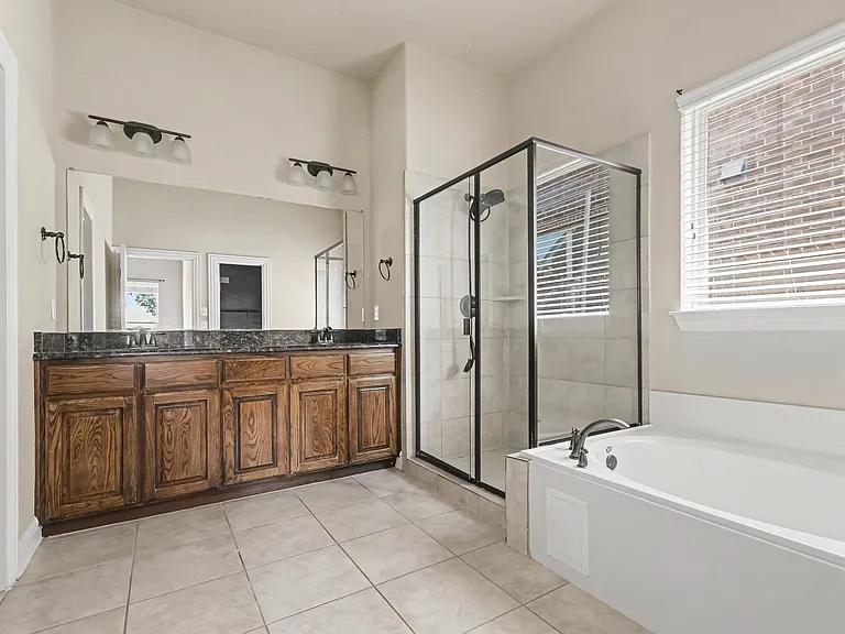 604 Darby Ln — Photo 28