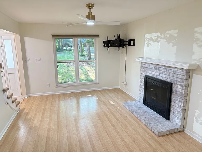 203 Aurora Ln — Photo 4